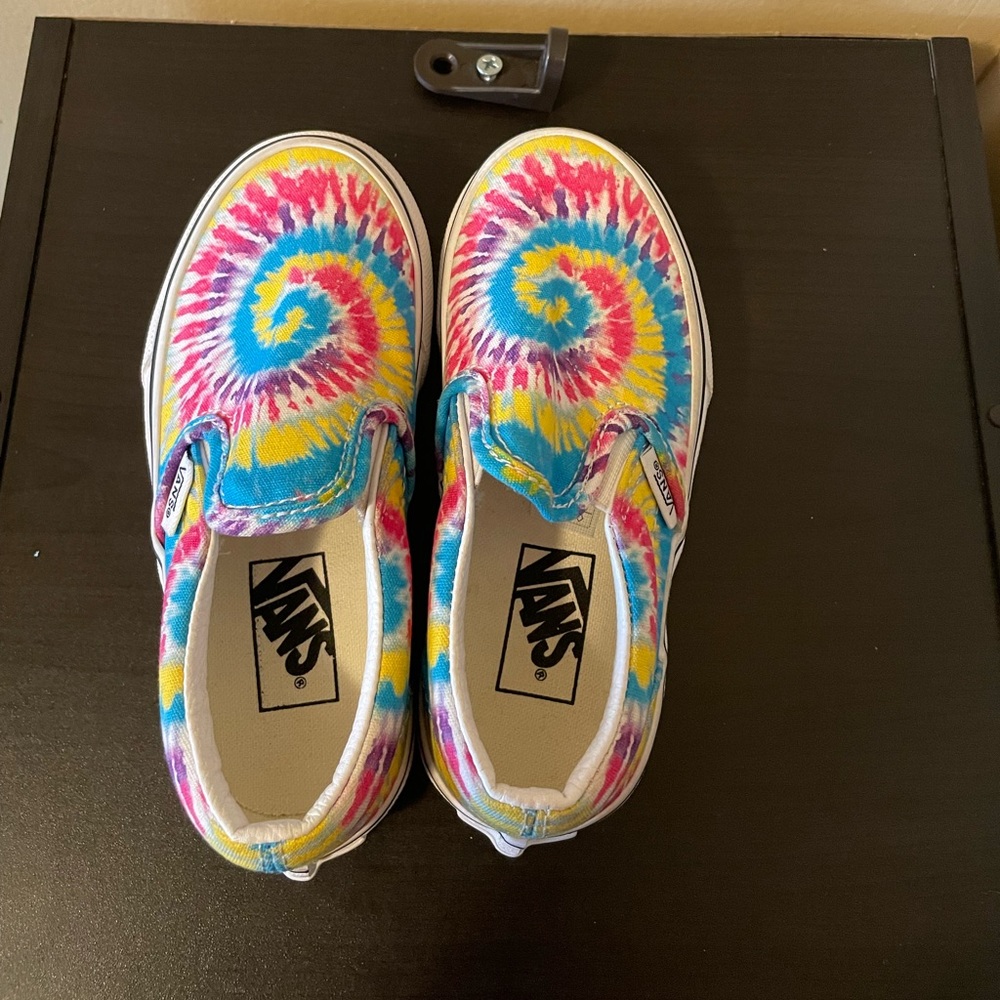 Kids vans shoes size 11 NWOT . Never worn.